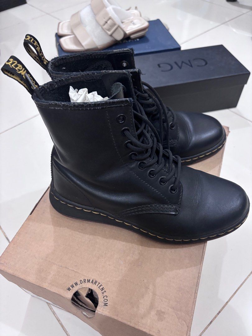 Dr. Martens Lite Newton Black (Category: Boots) located in Taguig. Submitted by msdyan (Listing ID 1386896724, Image 2). Description: Decluttering Details sa box po 🙂.