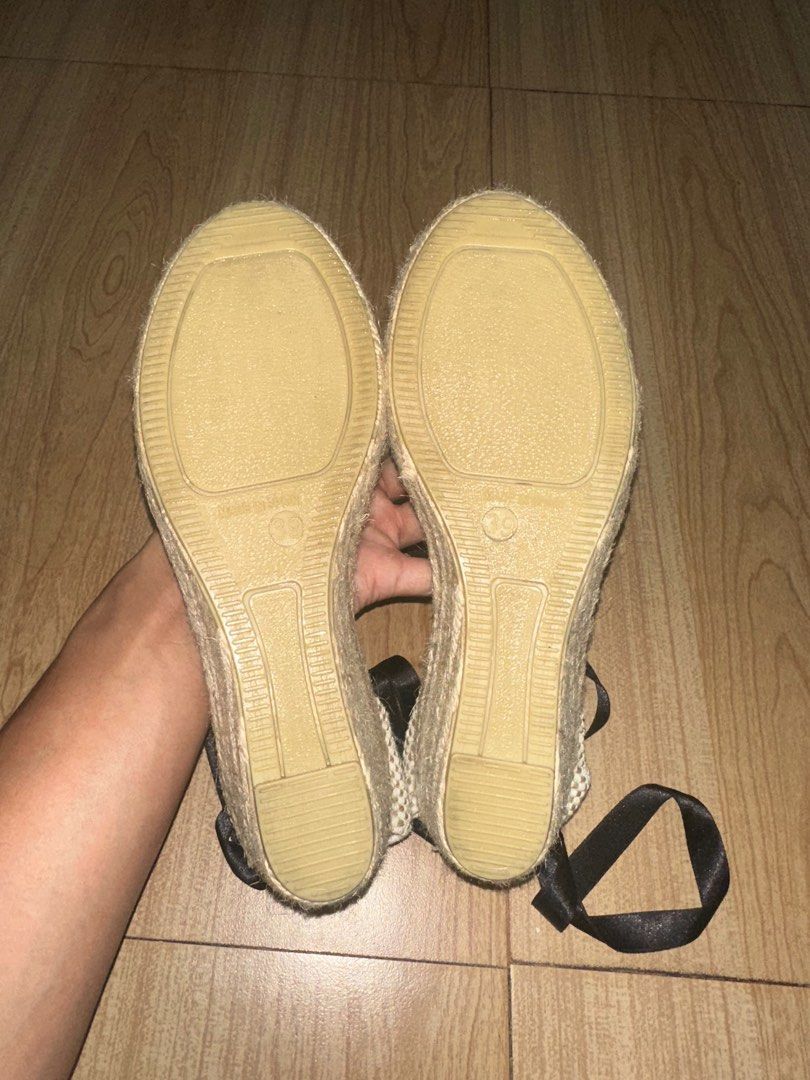 Espadril. Lola Espadrilles (Category: Wedges) located in Quezon City. Submitted by threshhooks (Listing ID 1386787191, Image 3). Description: FOR SALE! Espadril. Lola Espadrille Size 39 EU Used 1x. Still in great condition Bought from Trunc ~ P8k Asking price: P3k slightly negotiable RFS: Too big for my mom Location: Quezon City .