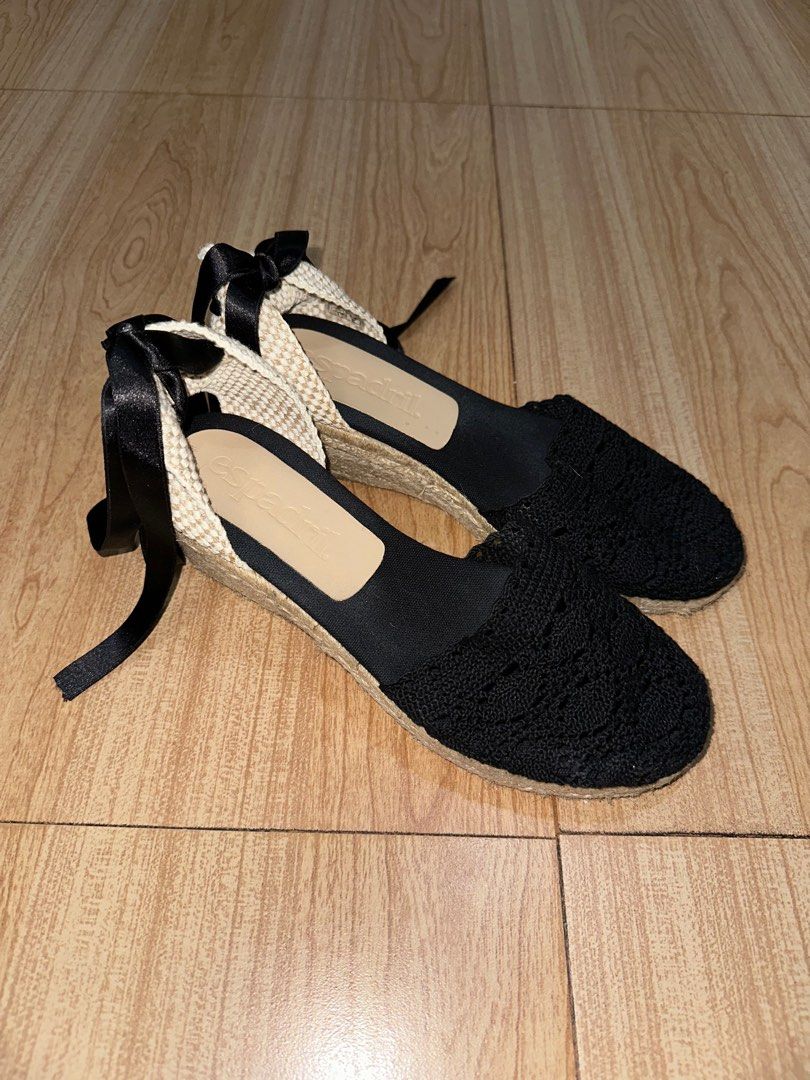 Espadril. Lola Espadrilles (Category: Wedges) located in Quezon City. Submitted by threshhooks (Listing ID 1386787191, Image 2). Description: FOR SALE! Espadril. Lola Espadrille Size 39 EU Used 1x. Still in great condition Bought from Trunc ~ P8k Asking price: P3k slightly negotiable RFS: Too big for my mom Location: Quezon City .