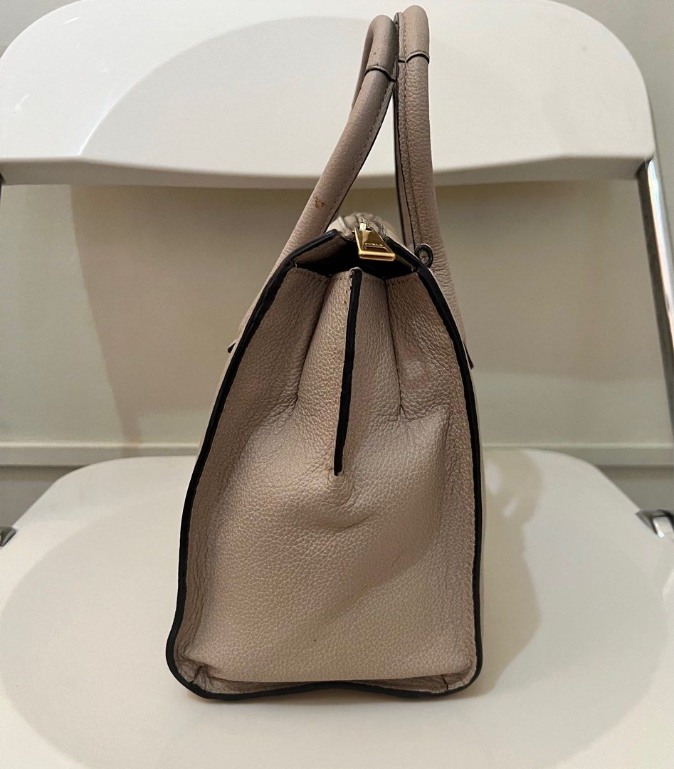 Furla bag (Category: Luxury Bags & Wallets) located in Valenzuela. Submitted by dianzskiyo (Listing ID 1386905477, Image 2). Description: Preloved Furla crossbody bag (med size) 📍 what you see is what you get 📍 Managed ur expectation - this is preloved 📍 Slightly negotiable 📍 All details were already posted (pls check photos para iwas sa redundant na tanong 😉) 📍 Color may vary due to lighting 💡 📍 + SF 📍Last pic for refence only ctto 📣 P