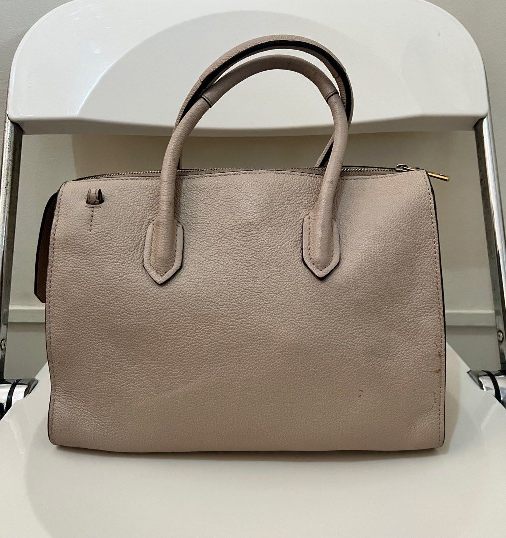 Furla bag (Category: Luxury Bags & Wallets) located in Valenzuela. Submitted by dianzskiyo (Listing ID 1386905477, Image 3). Description: Preloved Furla crossbody bag (med size) 📍 what you see is what you get 📍 Managed ur expectation - this is preloved 📍 Slightly negotiable 📍 All details were already posted (pls check photos para iwas sa redundant na tanong 😉) 📍 Color may vary due to lighting 💡 📍 + SF 📍Last pic for refence only ctto 📣 P