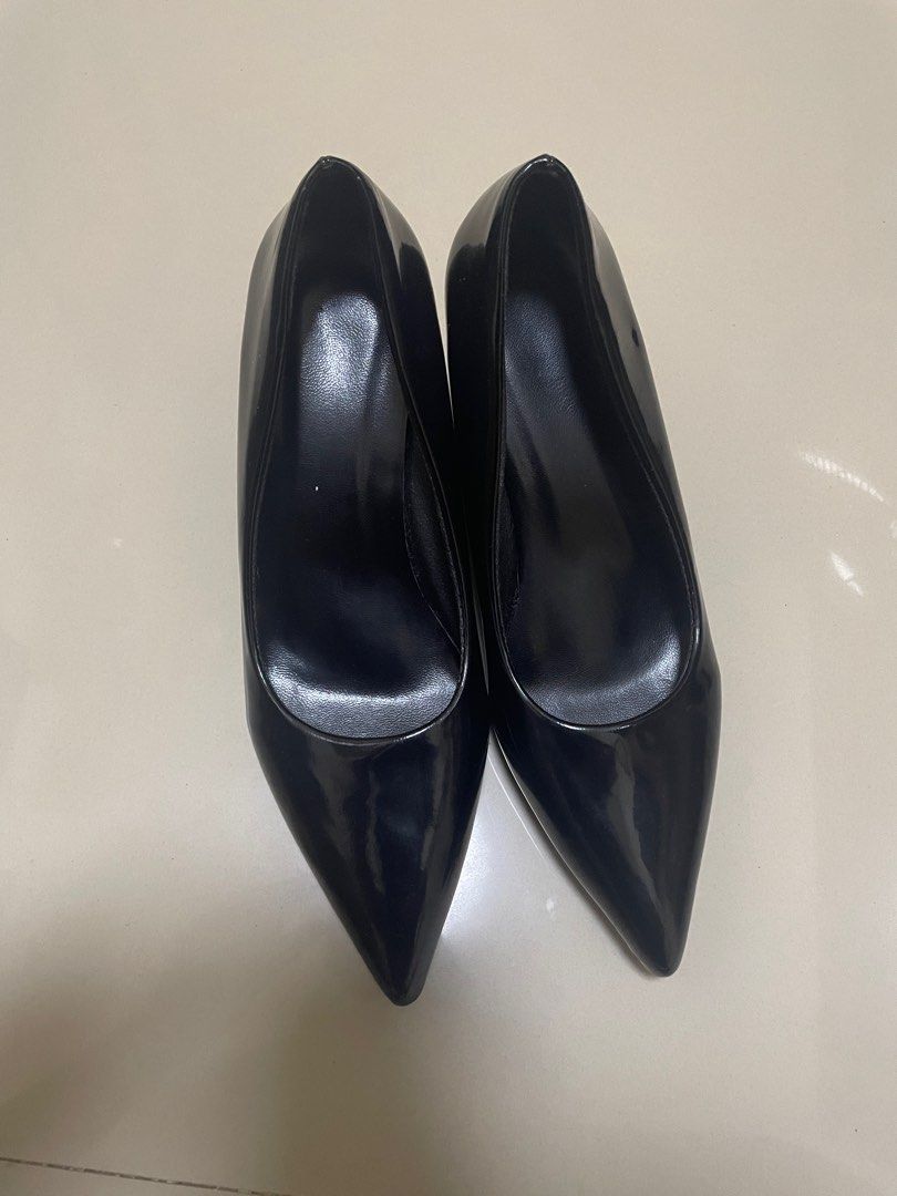 henice black leather block heels size 37 7 cm (Category: Heels) located in Taguig. Submitted by vuoyez (Listing ID 1386888091, Image 2). Description: used only once for my graduation. no issues. no box included. this is the LAST PRICE. i don’t reply to lowballers. payment and delivery terms: - via lalamove (PAYMENT FIRST, you can book your own driver for your assurance) - MEET-UP (in sm bicutan only) location: upper bicutan, taguig.