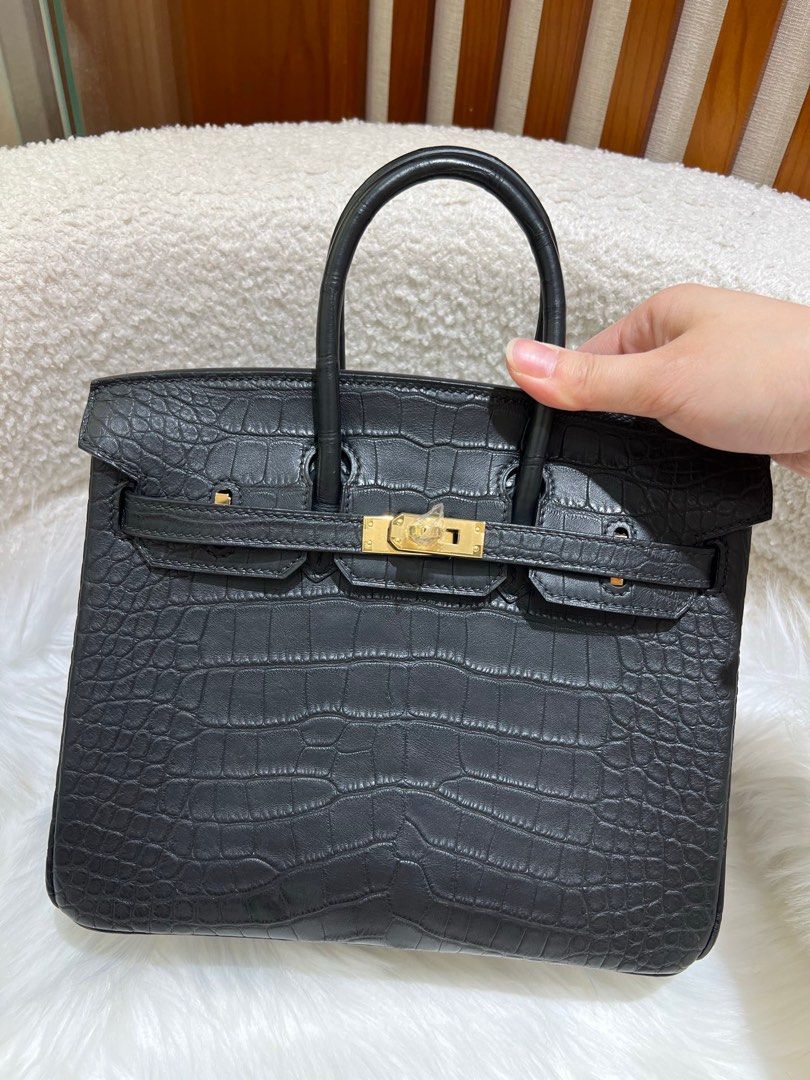Hermes Birkin 25 Crocodile leather (Category: Luxury Bags & Wallets) located in Pasig City. Submitted by wmsbags_2 (Listing ID 1386929968, Image 1). Description: Available ❗️ VIP HANDMADE ✅Perfect workmanship ✅Fully hand stitched ✅Fine stamp & Code ✅100% Hardware materials structured ✅Real Leather ✅We do deliver (any) ✅ or meet up ( metro manila area) ✅We shipp all nationwide ✅Complete Inclusion MODE OF PAYMENT 📌CREDIT CARD & Cash accepted 📌Gca