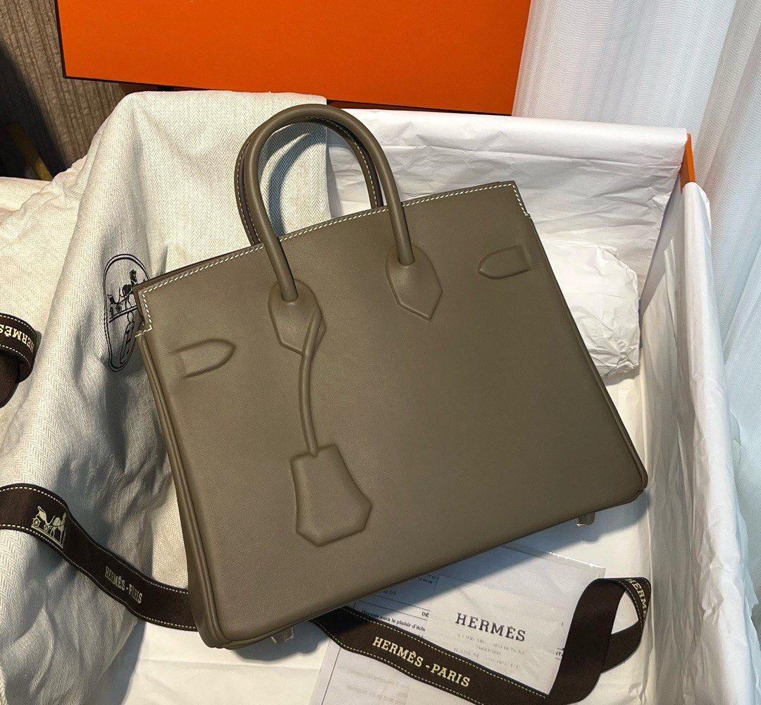 Hermes Birkin 25 Shadow Swift Etoup (Category: Luxury Bags & Wallets) located in Pasig City. Submitted by wmsbags_2 (Listing ID 1386923785, Image 3). Description: Available ❗️ VIP HANDMADE ✅Perfect workmanship ✅Fully hand stitched ✅Fine stamp & Code ✅100% Hardware materials structured ✅Real Leather ✅We do deliver (any) ✅ or meet up ( metro manila area) ✅We shipp all nationwide ✅Complete Inclusion MODE OF PAYMENT 📌CREDIT CARD & Cash accepted 📌Gc
