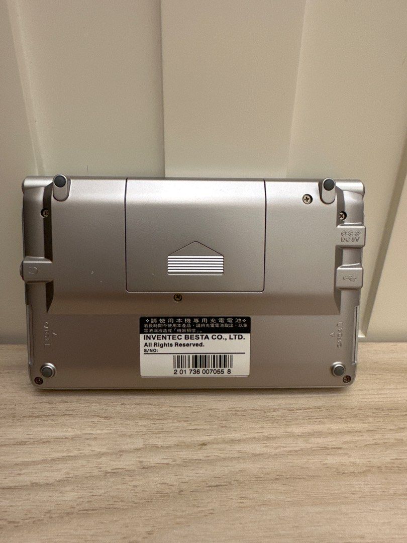 Inventec Besta 9600 Electronic Dictionary （分類：商務用科技產品）位於 Hong Kong。 由 colourful_wardrobe 提交（商品編號 1386926393，圖片 1）。簡介： Besta 9600 electronic dictionary features a full keyboard and a screen displaying Chinese characters. It comes with a black case for protection. The device has a silver finish and includes various function keys. The back of the device shows the manufacturer's information and serial number. Dose not come with the charger, might nee
