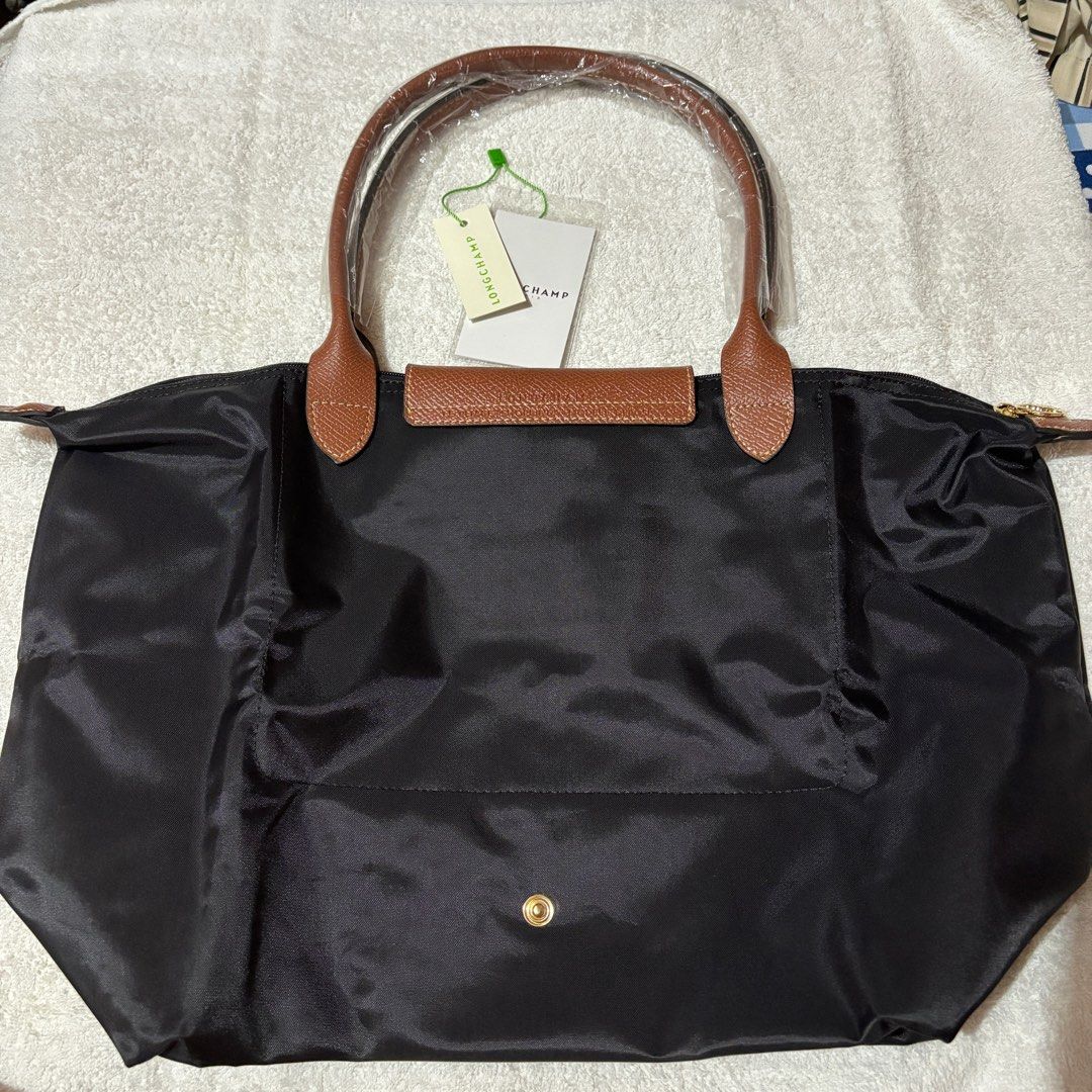 Longchamp le pliage Large Long Handle Classic Black (Category: Shoulder Bags) located in Quezon City. Submitted by active_assets (Listing ID 1386914391, Image 3). Description: ❗️SEND A MESSAGE ONLY IF YOU’RE A SURE BUYER. Will only reply to serious buyers. Thank you 🙏🏻 ❗️This item is AVAILABLE. ❗️All actual photos posted already. I took the photos myself. ❗️Color may vary due to lighting when photo was taken. Color usually lighter in person ❌No