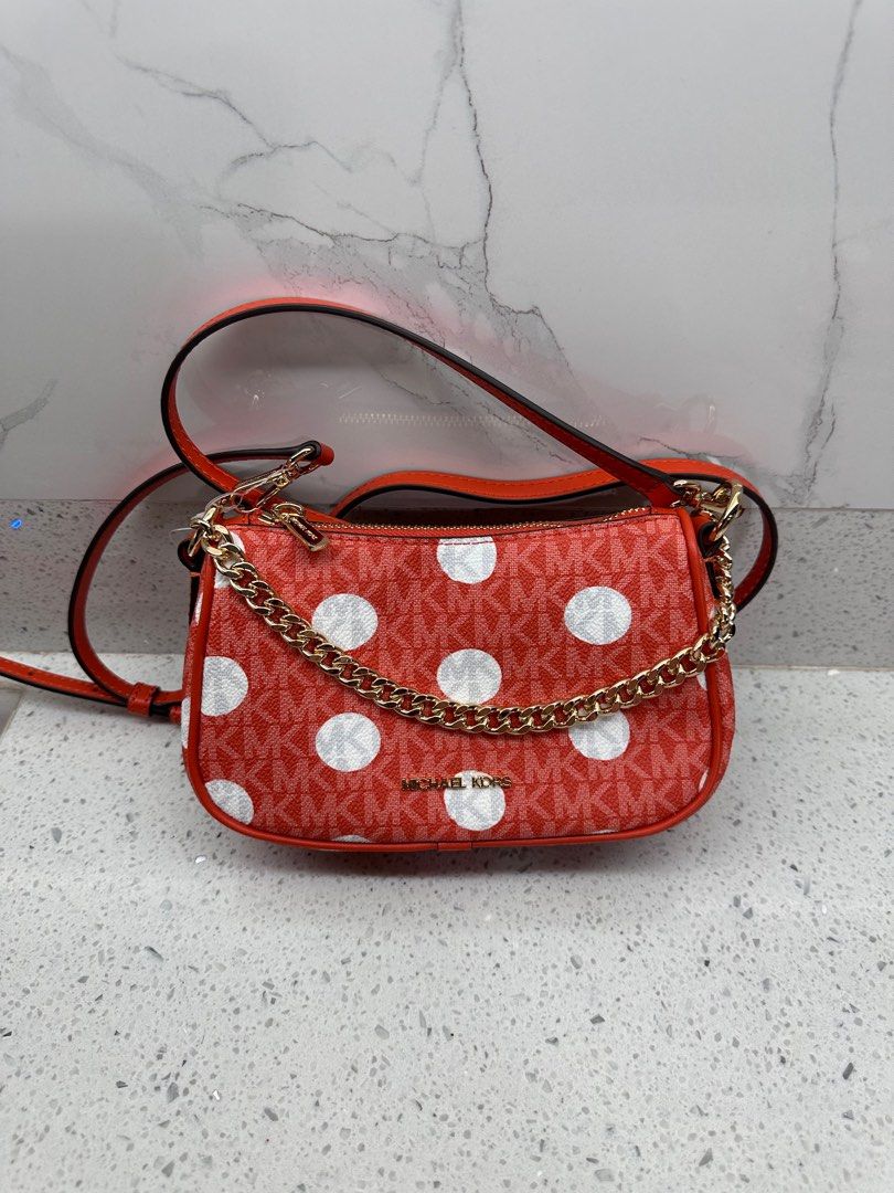 Michael Kors Small Pouchett Crossbody (Category: Luxury Bags & Wallets) located in Lipa City. Submitted by luciv (Listing ID 1386911273, Image 1). Description: .