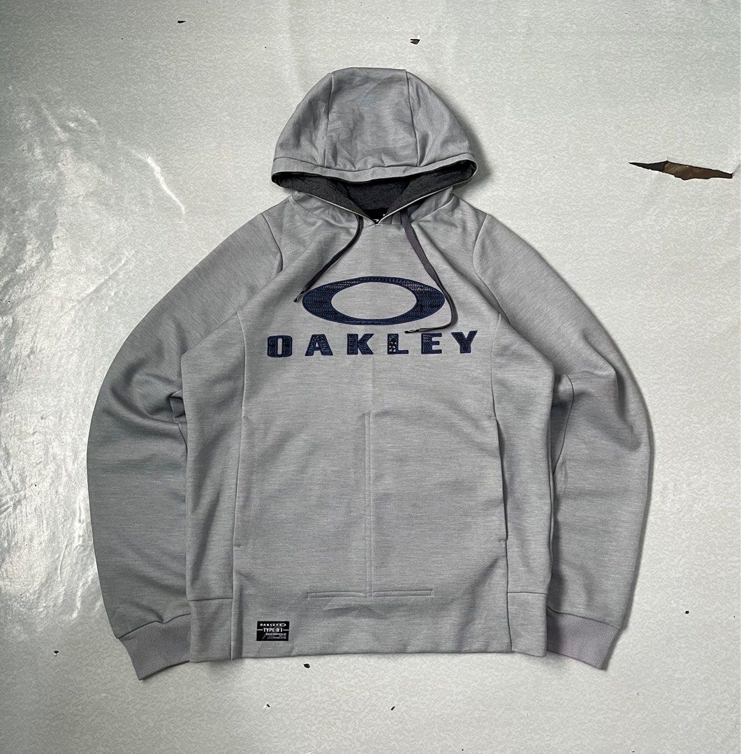 Oakley Type-01 Hoodie Embroided Logo (Authentic) (Category: Coats, Jackets and Outerwear) located in Cavite. Submitted by newclassicwear (Listing ID 1386841146, Image 2). Description: Oakley Type-01 Hoodie Embroided Logo Authentic M On Tag (21width 26length) Excellent Condition. 9.9 Honest Color Rate. None Any Issues. Can Do Vc Or Meet Up Para Iwas Pangamba.📌 Unli Vouch If Shipping.📌 Cavite📍 Lalamove J&T Meet Up🚛.
