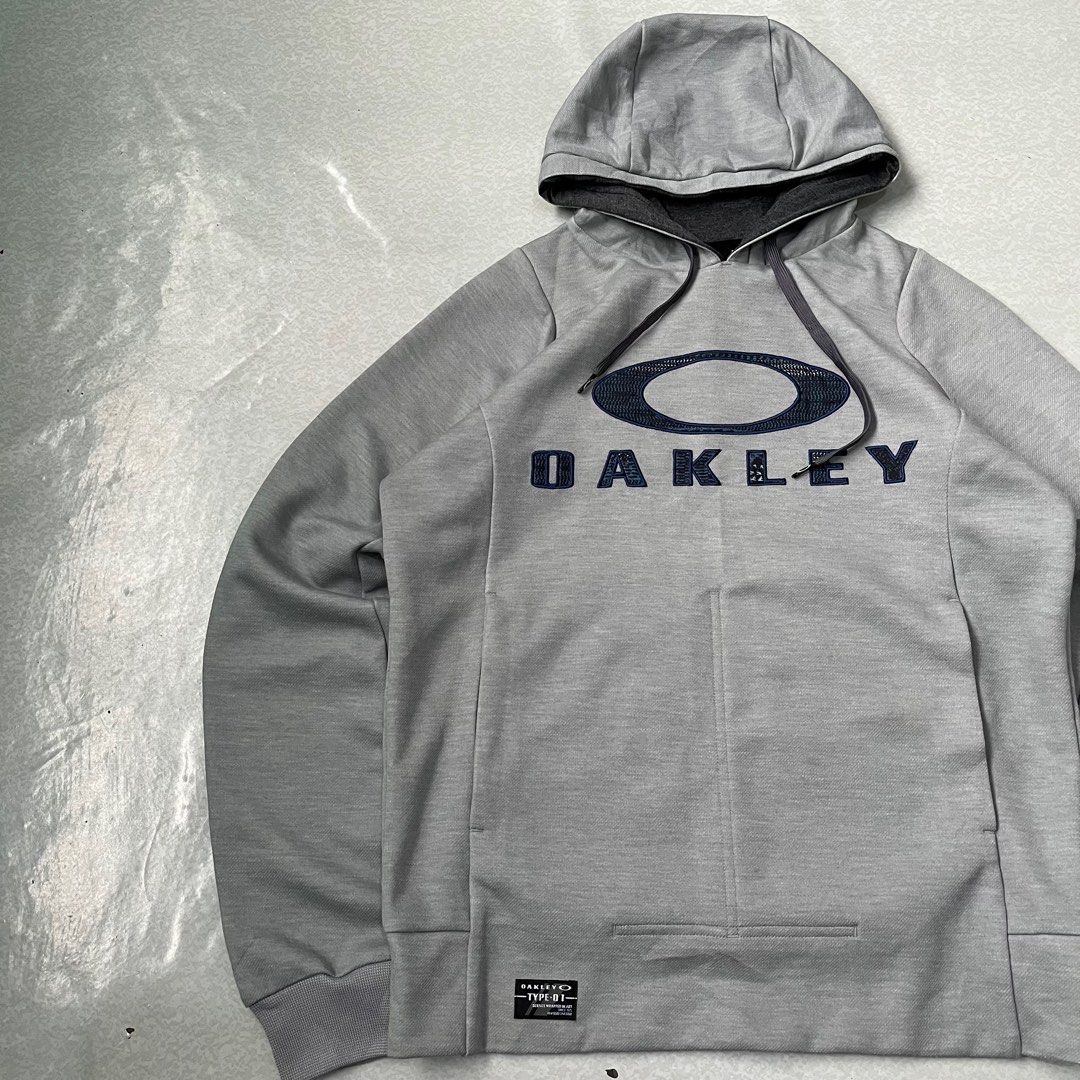 Oakley Type-01 Hoodie Embroided Logo (Authentic) (Category: Coats, Jackets and Outerwear) located in Cavite. Submitted by newclassicwear (Listing ID 1386841146, Image 3). Description: Oakley Type-01 Hoodie Embroided Logo Authentic M On Tag (21width 26length) Excellent Condition. 9.9 Honest Color Rate. None Any Issues. Can Do Vc Or Meet Up Para Iwas Pangamba.📌 Unli Vouch If Shipping.📌 Cavite📍 Lalamove J&T Meet Up🚛.