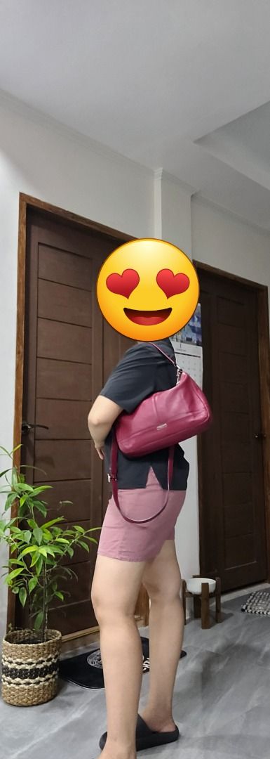 Original 2-way Coach Bordeaux(rare find) (Category: Luxury Bags & Wallets) located in San Manuel. Submitted by byjutiful30 (Listing ID 1386938679, Image 2). Description: New Arrival Authentic Preloved from Japan Medium size Can be kili bag or sling Wine red color(not too light in actual) .