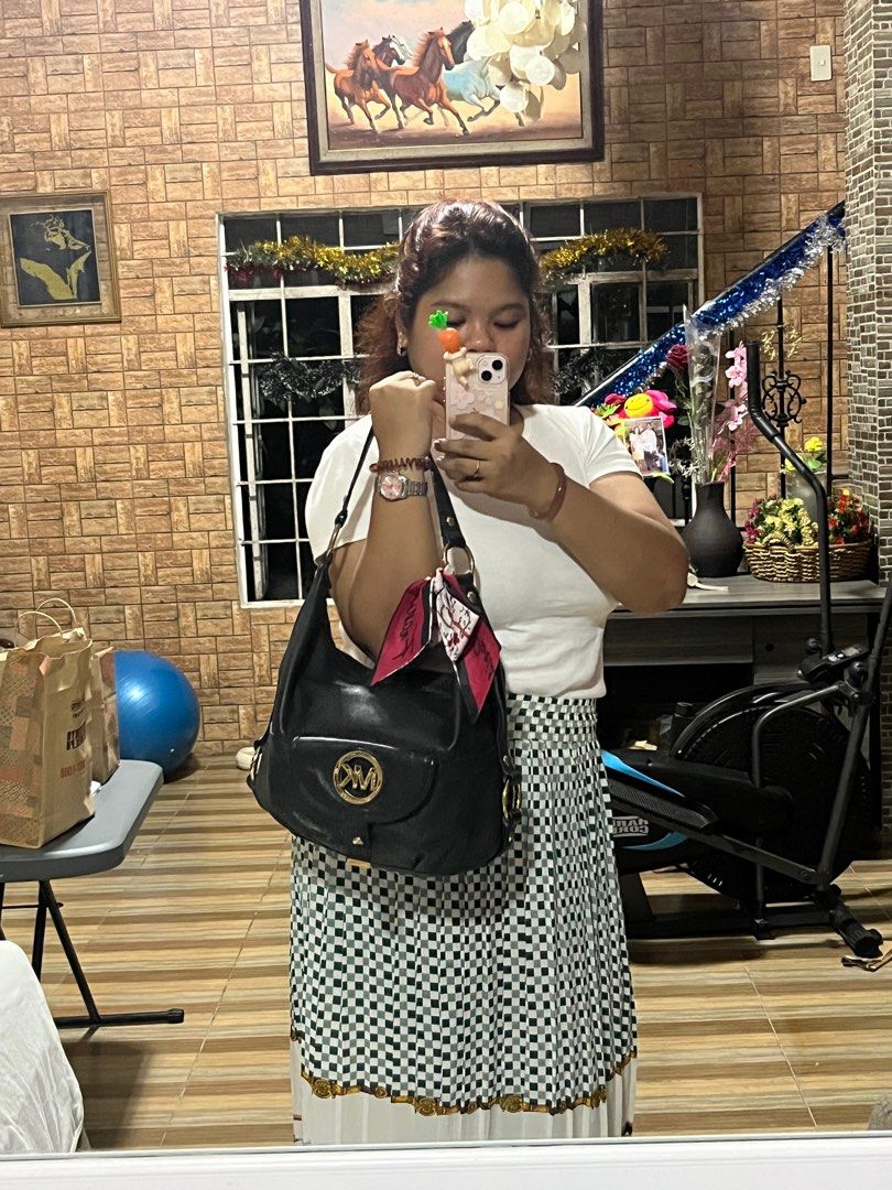 Original Leather Michael Kors shoulder Bag (Category: Luxury Bags & Wallets) located in Alcala. Submitted by samsationalfinds (Listing ID 1386701553, Image 1). Description: Scratches lang sa logo ng MK ang issue. Very nice in actual! Kili bag na Mk. Spacious!.