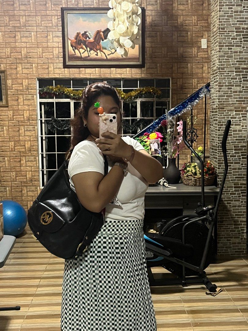 Original Leather Michael Kors shoulder Bag (Category: Luxury Bags & Wallets) located in Alcala. Submitted by samsationalfinds (Listing ID 1386701553, Image 2). Description: Scratches lang sa logo ng MK ang issue. Very nice in actual! Kili bag na Mk. Spacious!.