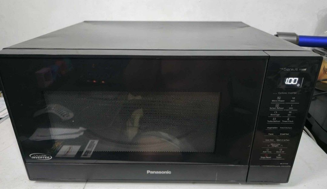 Panasonic 44L Inverter Microwave Oven (Category: Ovens & Toasters) located in Taytay. Submitted by mikz_1303 (Listing ID 1386791340, Image 2). Description: Panasonic 44L Inverter Microwave Oven Used as demo unit Australian mall pull out 44L Issue dent and minimal scratch 6.5k.