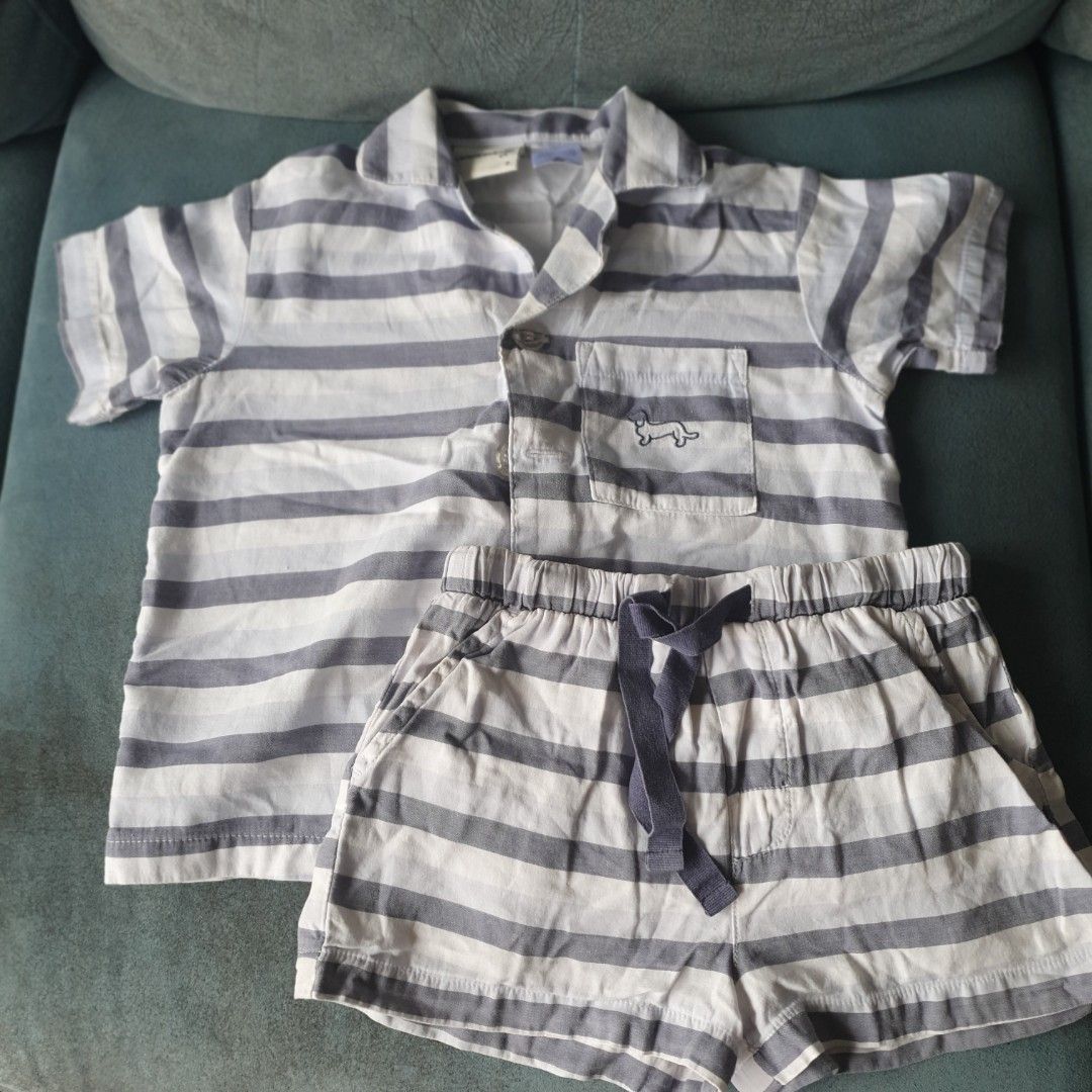 Peter Alexander Baby & Jnr Pyjama Sets (Category: Babies & Kids Fashion) located in Singapore. Submitted by pehhor (Listing ID 1386841408, Image 3). Description: - Peter Alexander pyjamas for sale. - Set 1: Blue, Paris theme, size 18/24 months. - Set 2: Grey, Harry Potter theme, size 2. - Both sets in good condition. 10 ＄ per set Thanks .