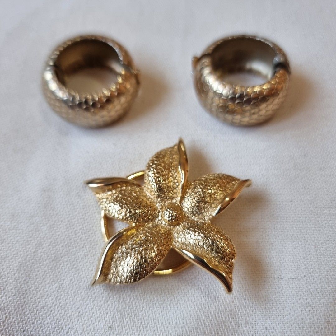 Tissue / Napkin Rings (Category: Towels, Napkins & Holders) located in Pasig City. Submitted by lesmitch (Listing ID 1386853482, Image 2). Description: ▪︎All for 299 php ~ Message me for more photos & other details ~ Payment is via gcash, pay maya or bdo ~ Shipping is via lalamove, grab, j&t or you can book your own preferred courier ~ There could be a slight difference in color due to lighting conditions. Please manage expectations.