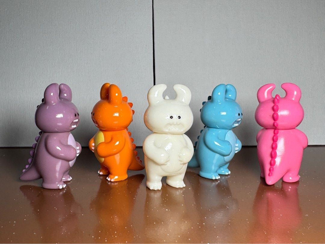 UAMOU VAG Series 26 (Category: Designer & Blind Box Toys) located in Makati City. Submitted by crayonf5 (Listing ID 1386946176, Image 2). Description: FOR SALE: UAMOU VAG Series 26 Vinyl Artist Gacha 5 figures Payment: BDO / GCash Shipping: Grab / Lalamove (buyer's expense) Location: Makati.