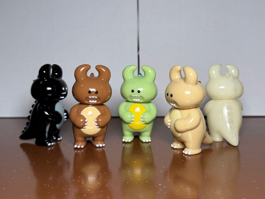UAMOU VAG Series 31.5 (Category: Designer & Blind Box Toys) located in Makati City. Submitted by crayonf5 (Listing ID 1386946399, Image 2). Description: FOR SALE: UAMOU VAG Series 31.5 Vinyl Artist Gacha 5 figures Payment: BDO / GCash Shipping: Grab / Lalamove (buyer's expense) Location: Makati.