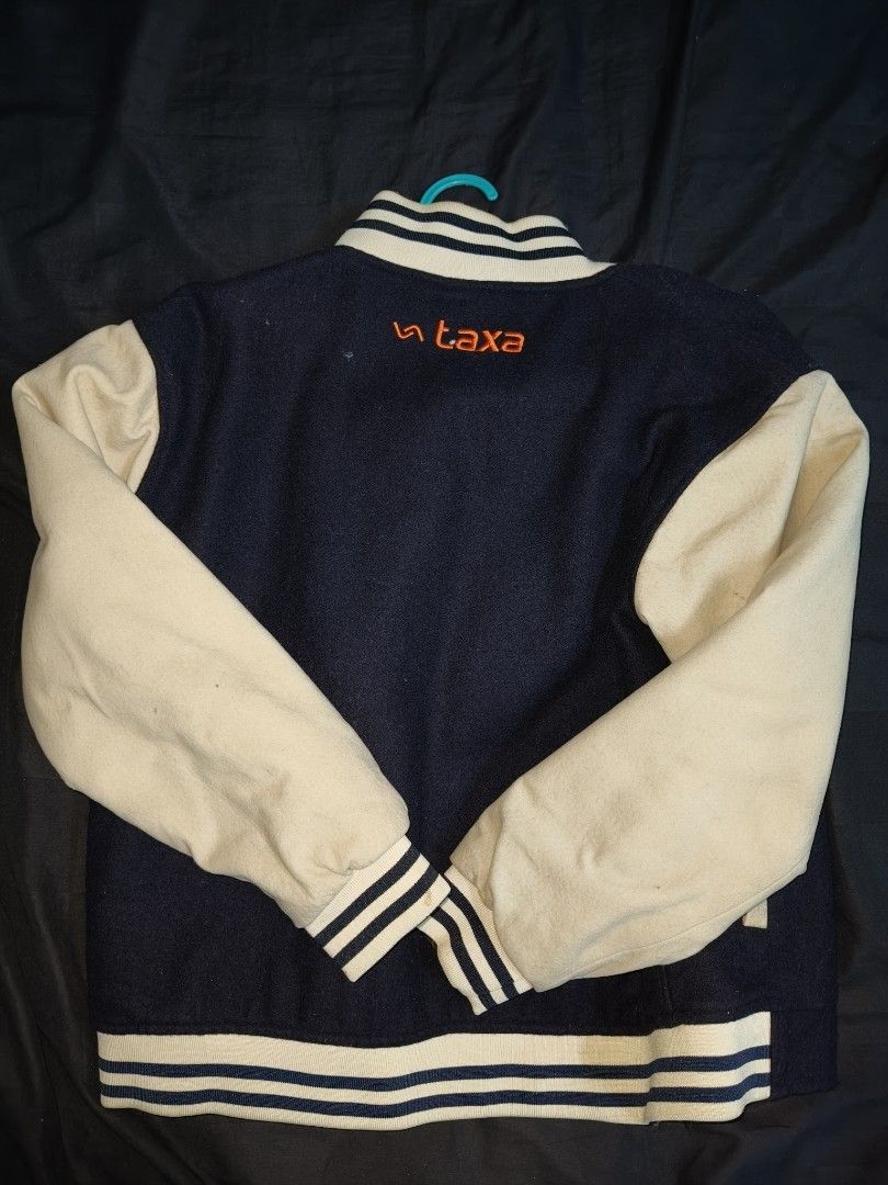 Varsity jacket (Category: Coats, Jackets and Outerwear) located in Kuala Lumpur. Submitted by wafi74 (Listing ID 1386963353, Image 2). Description: pit 19 labuh 21 jenis tebal boleh bawak genting.