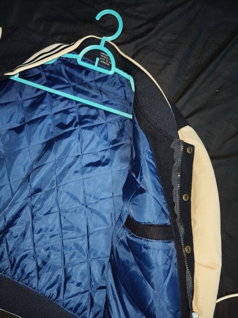 Varsity jacket (Category: Coats, Jackets and Outerwear) located in Kuala Lumpur. Submitted by wafi74 (Listing ID 1386963353, Image 3). Description: pit 19 labuh 21 jenis tebal boleh bawak genting.