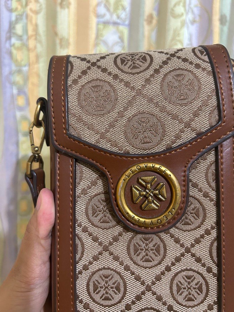 Vintage Sling bag (Category: Luxury Bags & Wallets) located in Santa Rosa. Submitted by prelovedkwiss (Listing ID 1386957706, Image 2). Description: Slight flaw inside indicated but all were good condition.