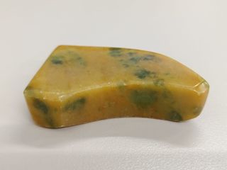 天然緬甸翡翠玉石，大馬坎黃加綠翡翠掛件片料一塊，黃翡裏面飄滿綠色花，十分漂亮，可直接收藏或加工雕刻成珍貴的飾物。64223505792385110