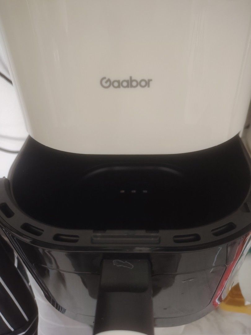 Airfryer (Category: Cookware & Accessories) located in Sungai Buloh. Submitted by azsaralittlegem (Listing ID 1387027467, Image 3). Description: Nak lepaskan air fryer Gaboo baru bli masih cantik guna 1x utk test shaja Xnak guna lagi sb dah bli liter y lebih besar..