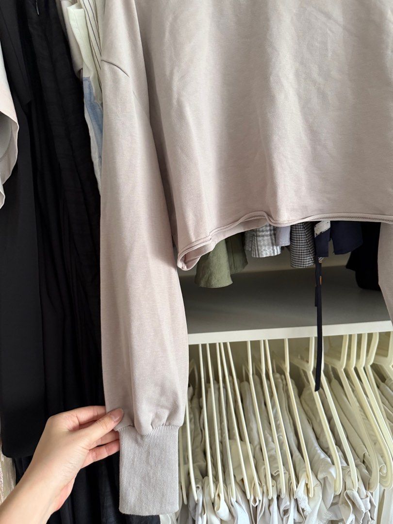 ALO Long Sleeve Crop Top (Category: Activewear) located in Singapore. Submitted by seconded_ (Listing ID 1387069671, Image 2). Description: .