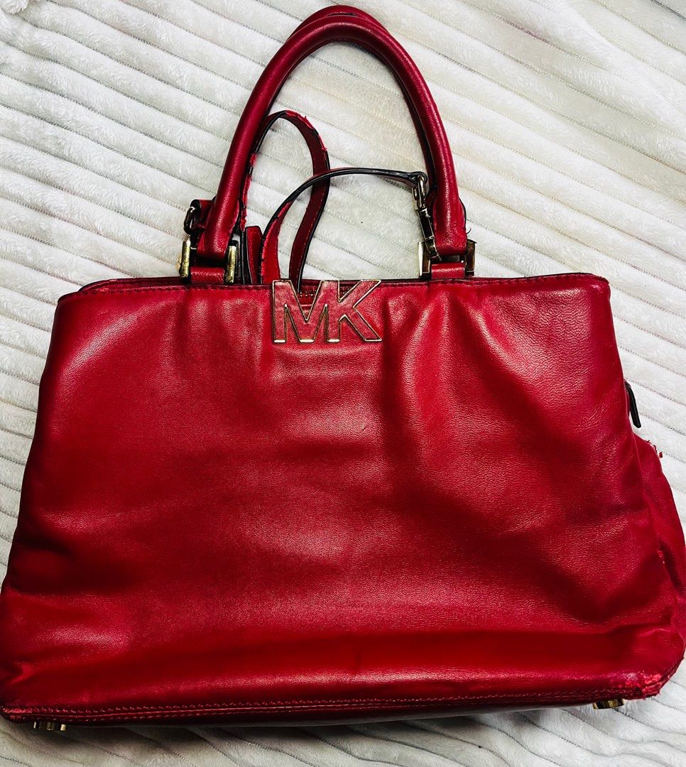 Authentic Michael Kors (Category: Luxury Bags & Wallets) located in Pasig City. Submitted by ceirene (Listing ID 1387028134, Image 1). Description: 100% Authentic Damage indicated in the pictures.