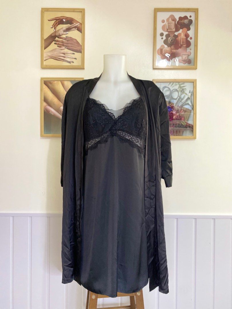 Black Lingerie with robe (Category: Undergarments & Loungewear) located in Cavite. Submitted by itsayaaa (Listing ID 1387038453, Image 1). Description: ⊹𓂃ִֶ ˑ ✧` SILK ROBE SET `✧ˑ ִֶ 𓂃⊹ LARGE • Color may vary due to lighting. • Manage your expectations as these items are thrifted/preloved/brandnew. • Ready to wear • Please expect minimal flaws that can go unnoticed by the seller. .