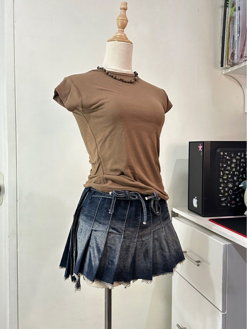 Brown Double-Lining Slimfit Top (Category: Shirts) located in Caloocan City. Submitted by 444keeps (Listing ID 1387151226, Image 2). Description: Free size! Fits S-L Never worn ** PLEASE READ‼️ No urgent deliveries! Shipping only on WEEKENDS. Seller stays in a dorm during weekdays. .