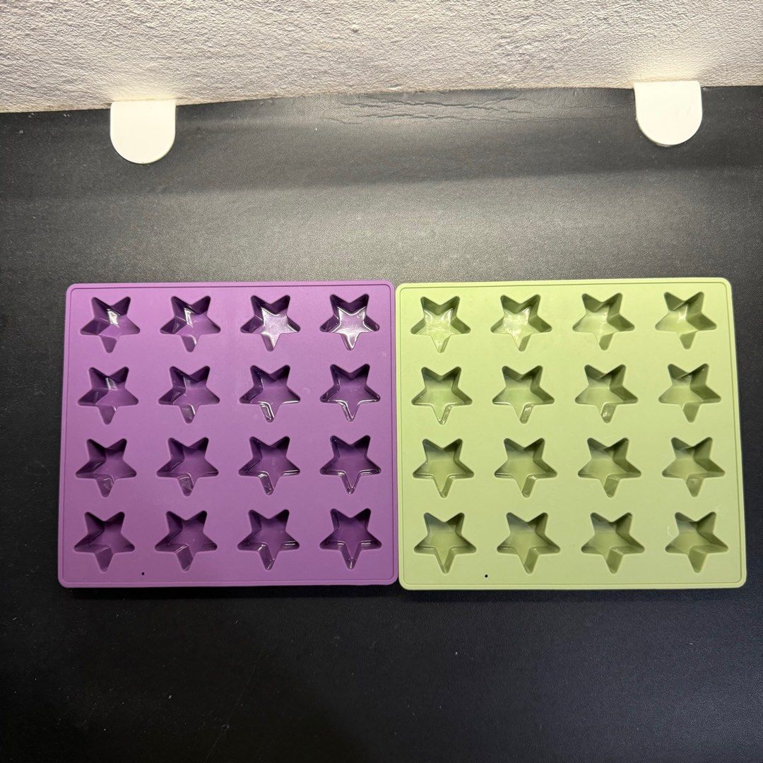 BUNDLE Ice Trays (Category: Other Kitchenware & Tableware) located in Paranaque City. Submitted by potatocart (Listing ID 1387019036, Image 2). Description: + need washing.