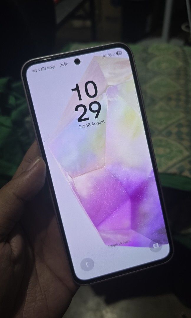 Samsung a35 5g 256gb (Category: Samsung) located in Quezon City. Submitted by jeypiepo (Listing ID 1387122505, Image 1). Description: Samsing a35 5g 256gb rom 8gb ram Good for casual gaming No issues Minor dents Tempered glass lang basag hnd mismong screen. Kahit tanggalin pa sa meetup dina nagamit since august Super amoled 120hz refresh rate One UI 7 Android 15 50mp camera 13mp selfie camera 5000mah 25w charging Reason for selling: upgraded to s