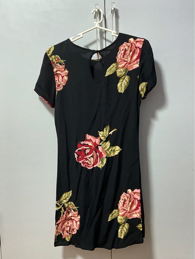 Floral Rose Dress (Category: Dresses) located in San Pedro. Submitted by dottable (Listing ID 1387142702, Image 2). Description: Form fitting (see 3rd photo for fit).