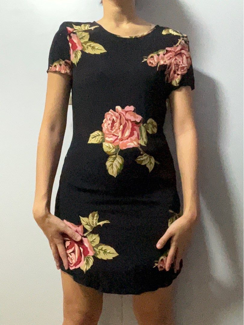Floral Rose Dress (Category: Dresses) located in San Pedro. Submitted by dottable (Listing ID 1387142702, Image 3). Description: Form fitting (see 3rd photo for fit).