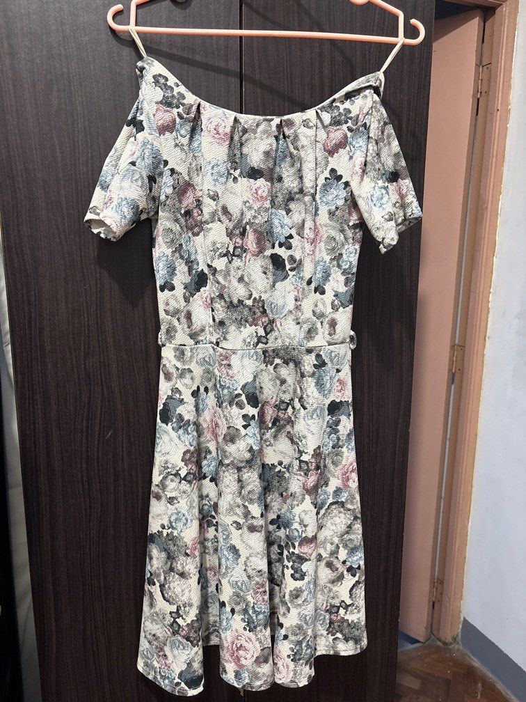 Formal Dress Floral (Category: Dresses) located in Manila. Submitted by patchmi (Listing ID 1387075440, Image 1). Description: RFS: di na nagagamit Mukhang bago! Slightly above the knee .