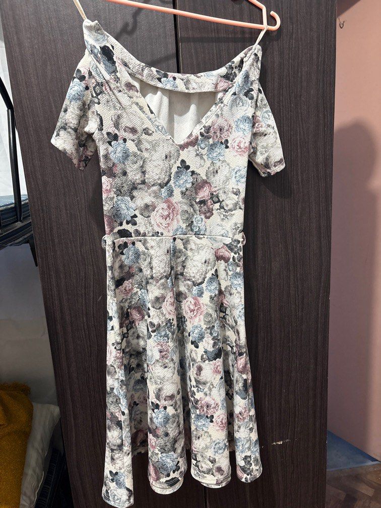 Formal Dress Floral (Category: Dresses) located in Manila. Submitted by patchmi (Listing ID 1387075440, Image 3). Description: RFS: di na nagagamit Mukhang bago! Slightly above the knee .