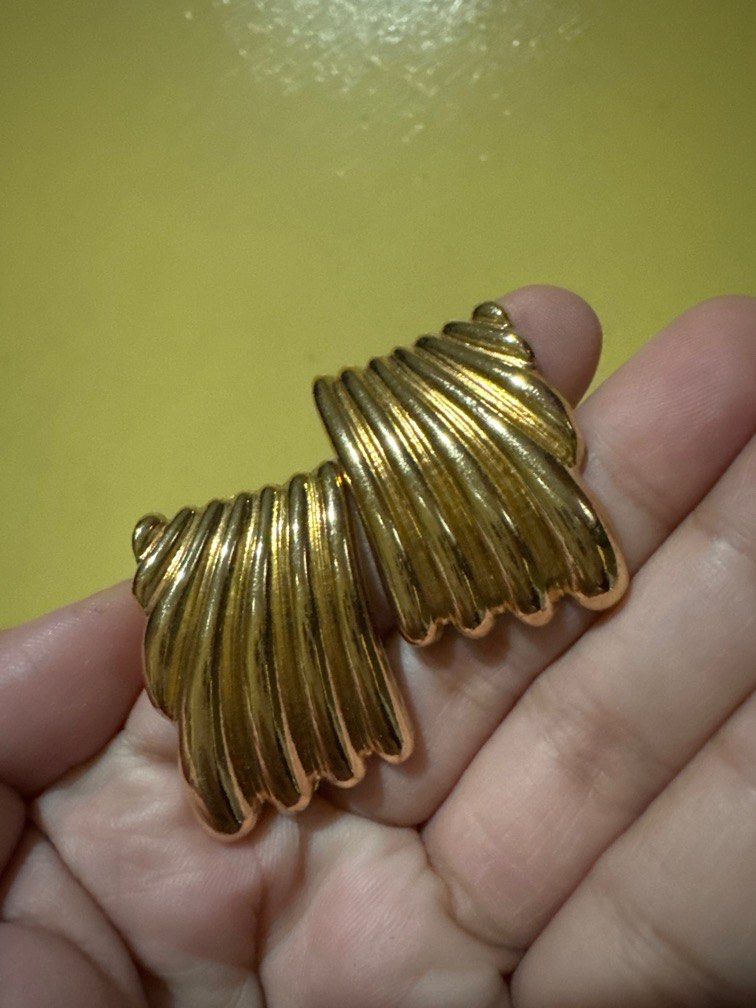 Gold Fashion Earrings (Category: Earrings) located in Makati City. Submitted by _mypreloveditems (Listing ID 1387117280, Image 2). Description: Decluttering.