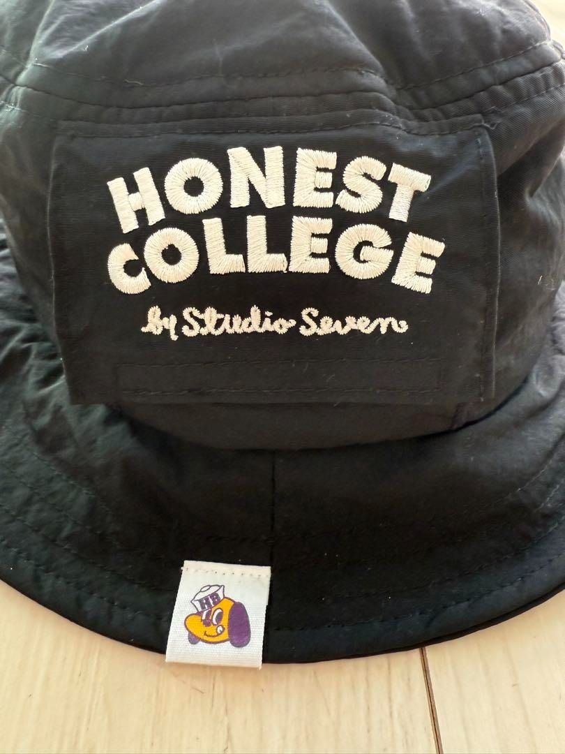 GU Honest College Bucket Hat [Black] (Category: Caps & Hats) located in Angeles City. Submitted by simon_02 (Listing ID 1387105037, Image 2). Description: Please refrain from purchasing if you are sensitive as this is a second-hand item. Product Color May Slightly Vary Due to Photographic Lighting Sources.