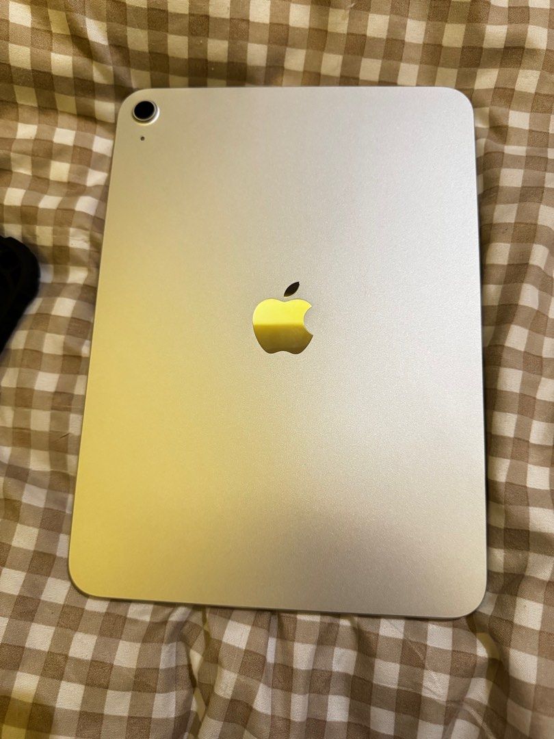 Ipad 11th Gen A16 (Category: Laptops & Notebooks) located in Muntinlupa City. Submitted by em_prelovedx (Listing ID 1387104427, Image 1). Description: Selling my ipad 11th gen a16 1 month old Add 4.5k if keyboard and pen included RFS: impulsive buying, not using it anymore ☹️ .