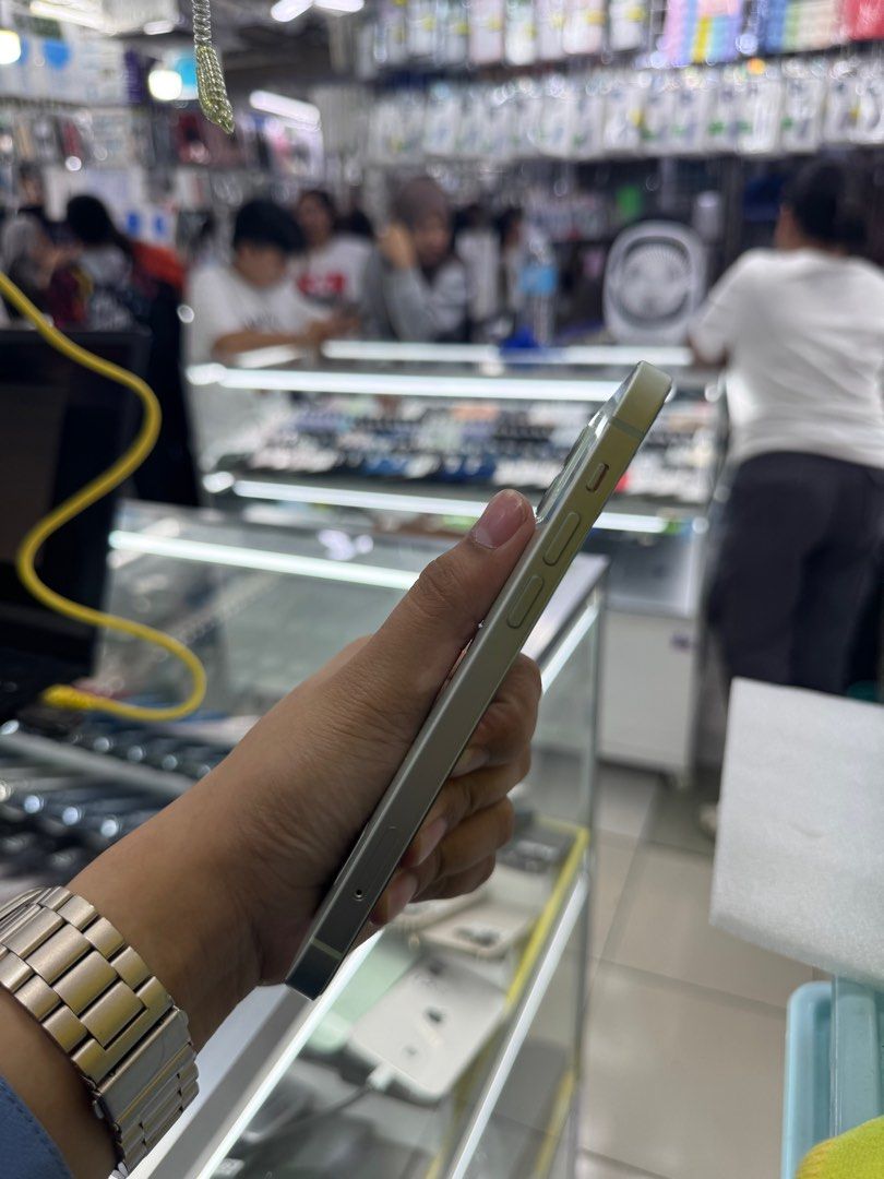 iPhone 12 128GB Factory Unlock No Issue Secondhand (Category: iPhone 12 Series) located in Pasig City. Submitted by FarAndRayShop (Listing ID 1386980885, Image 3). Description: OPEN FOR SWAP/SELLING/BUYING (RFS: Buy and Sell) Price: 14,999 iPhone 12 128GB •Factory Unlock •NO HIDDEN ISSUES •TEST TO SAWA •Authentic Phone Physical store in Greenhills Shopping Center XD-13 Stall Number Look For Rayray Or Anika NO CASH INSTALLMENT We are open also for