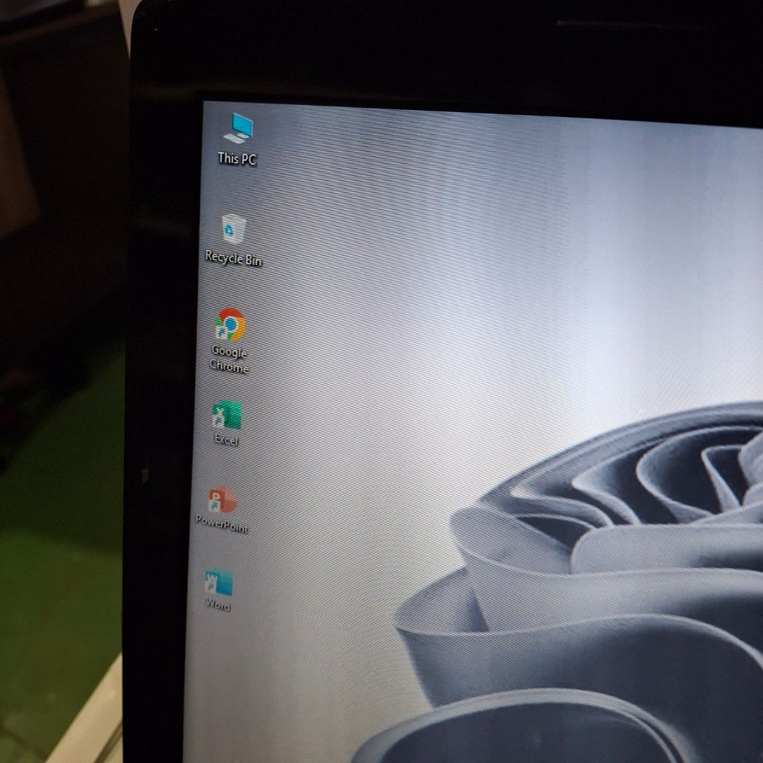 Lenovo g40 80 (Category: Laptops & Notebooks) located in Manila. Submitted by marcpimentel2323 (Listing ID 1387113036, Image 3). Description: Lenovo g40-80 Intel core i3 5th generation 8gb ram 500gb storage No issue Complete with original charger and laptop bag Marilao loc open for meetups and delivery cash on delivery.