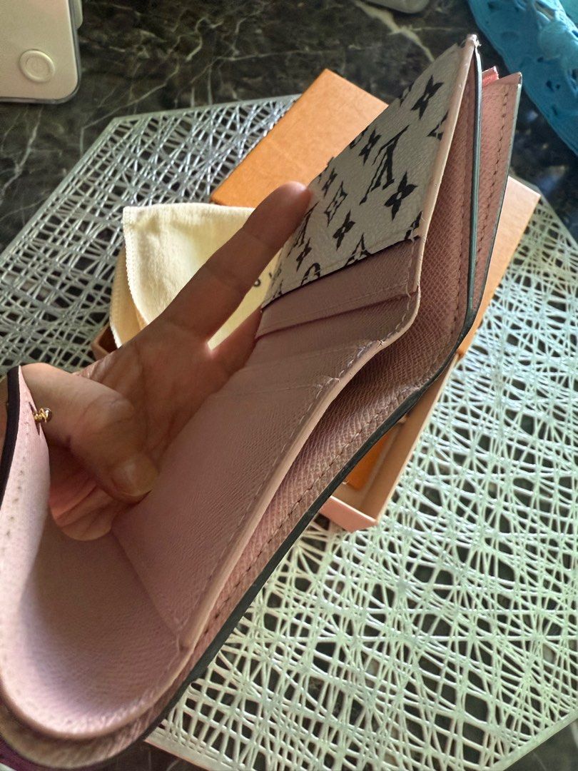 Louis Vuitton 錢包 （分類：手袋及銀包）位於 Hong Kong。 由 yi_yi_5 提交（商品編號 1386981049，圖片 2）。簡介： 這款 Louis Vuitton 錢包採用粉色和紅色 Monogram 圖案設計 2019年買入有正單原裝packing 閒置甚少用 出售清位。