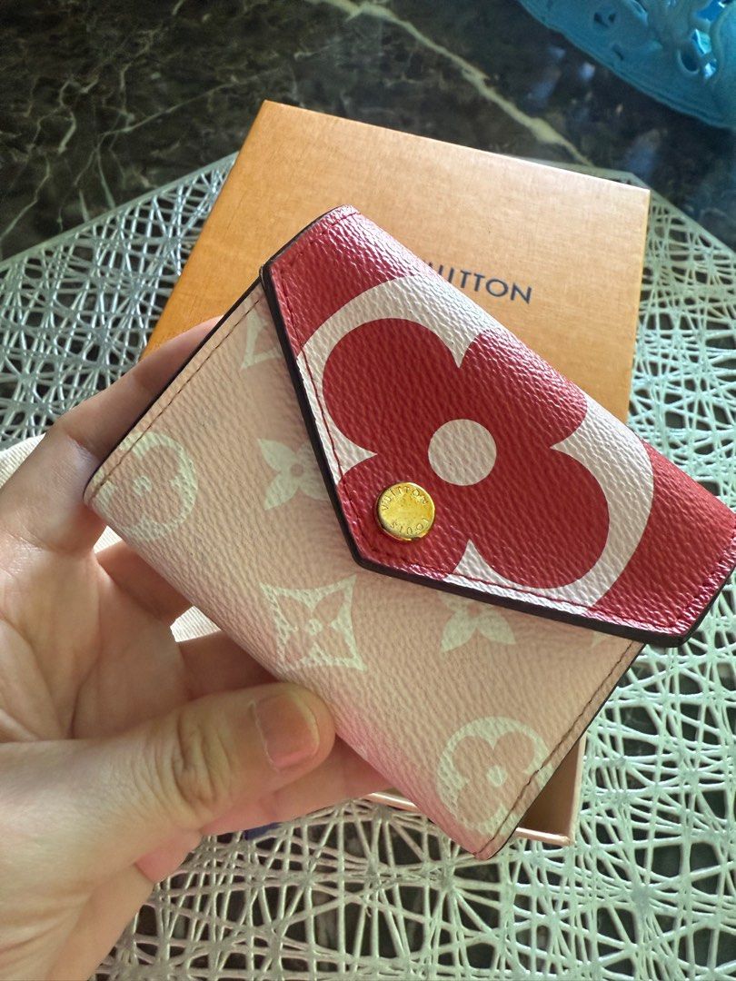 Louis Vuitton 錢包 （分類：手袋及銀包）位於 Hong Kong。 由 yi_yi_5 提交（商品編號 1386981049，圖片 1）。簡介： 這款 Louis Vuitton 錢包採用粉色和紅色 Monogram 圖案設計 2019年買入有正單原裝packing 閒置甚少用 出售清位。