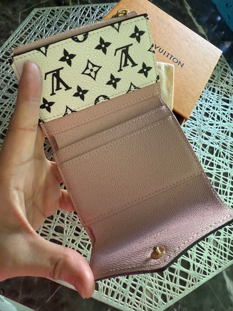Louis Vuitton 錢包 （分類：手袋及銀包）位於 Hong Kong。 由 yi_yi_5 提交（商品編號 1386981049，圖片 3）。簡介： 這款 Louis Vuitton 錢包採用粉色和紅色 Monogram 圖案設計 2019年買入有正單原裝packing 閒置甚少用 出售清位。