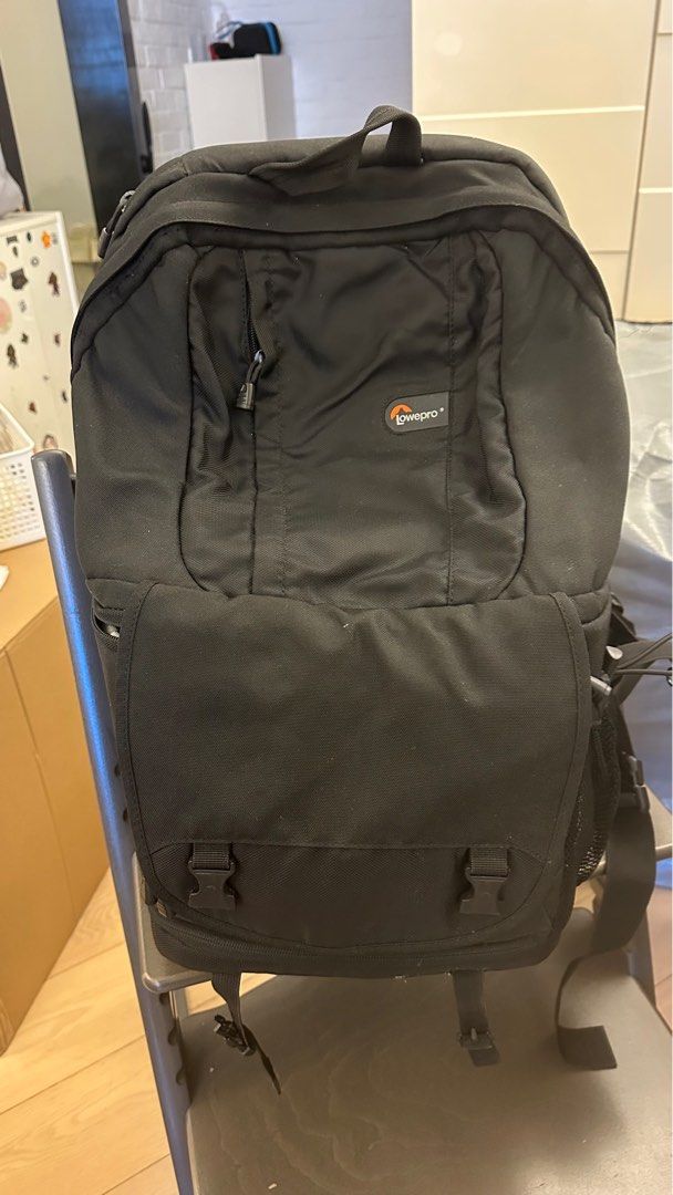 Lowepro Camera Backpack （分類：相機袋）位於 Hong Kong。 由 rlui8 提交（商品編號 1387052387，圖片 1）。簡介： Lowepro camera backpack features multiple compartments and padded dividers for organizing camera gear. It has a dedicated pocket for accessories and a comfortable back panel with adjustable straps. The backpack is black and has the Lowepro logo on the front and straps.。
