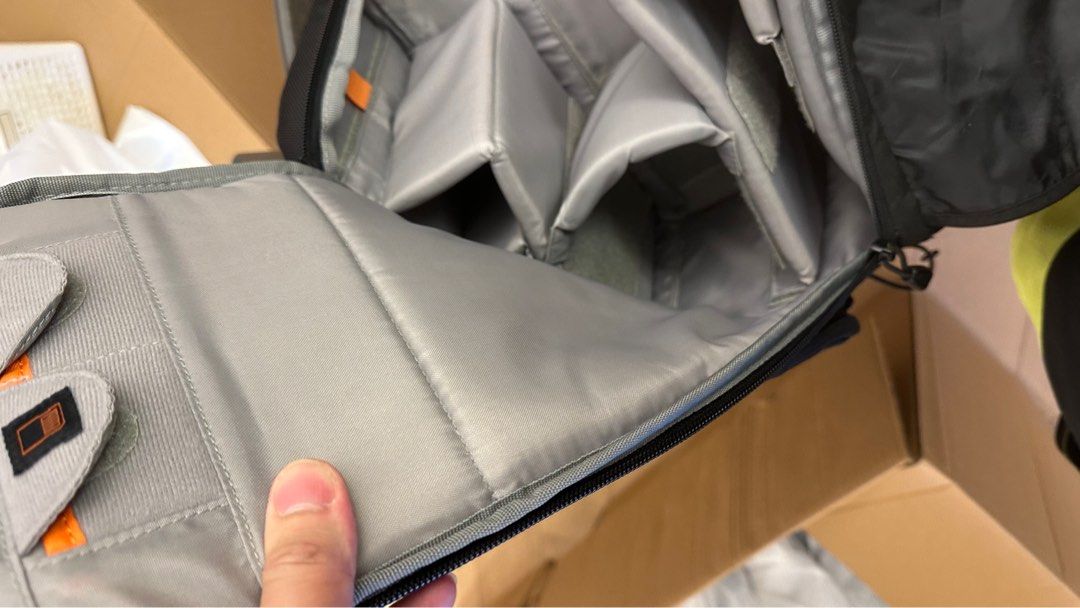 Lowepro Camera Backpack （分類：相機袋）位於 Hong Kong。 由 rlui8 提交（商品編號 1387052387，圖片 2）。簡介： Lowepro camera backpack features multiple compartments and padded dividers for organizing camera gear. It has a dedicated pocket for accessories and a comfortable back panel with adjustable straps. The backpack is black and has the Lowepro logo on the front and straps.。