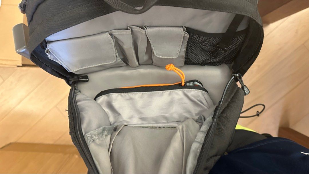 Lowepro Camera Backpack （分類：相機袋）位於 Hong Kong。 由 rlui8 提交（商品編號 1387052387，圖片 3）。簡介： Lowepro camera backpack features multiple compartments and padded dividers for organizing camera gear. It has a dedicated pocket for accessories and a comfortable back panel with adjustable straps. The backpack is black and has the Lowepro logo on the front and straps.。