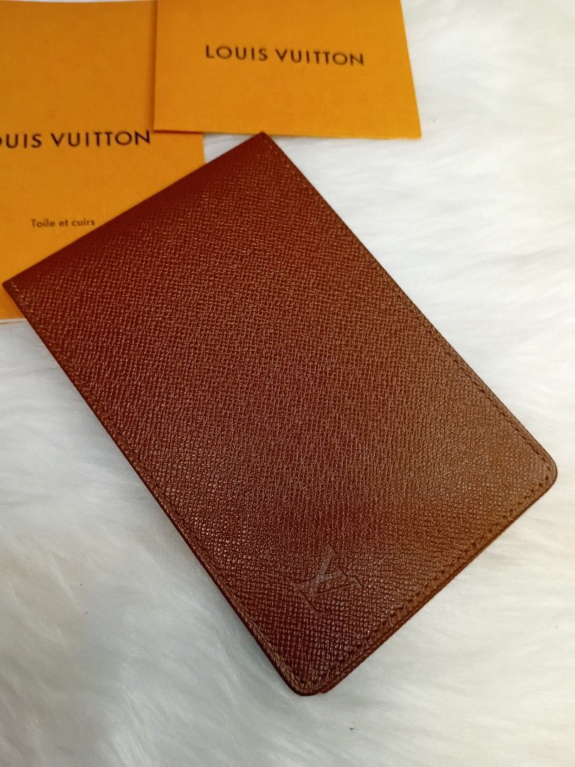 Lv card case (Category: Luxury Bags & Wallets) located in Antipolo. Submitted by prelovedcloseta (Listing ID 1386968595, Image 2). Description: Auth lv card case preloved in good condition slim type of card case card case only no inclusions.