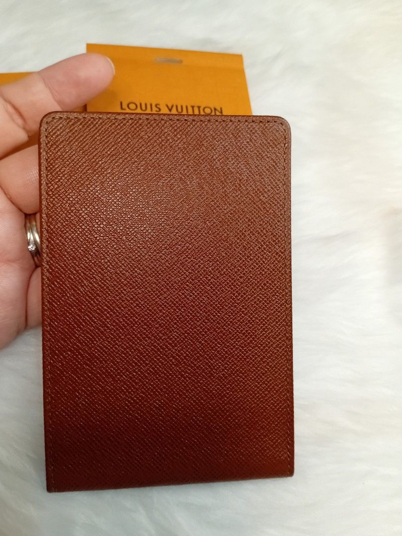 Lv card case (Category: Luxury Bags & Wallets) located in Antipolo. Submitted by prelovedcloseta (Listing ID 1386968595, Image 3). Description: Auth lv card case preloved in good condition slim type of card case card case only no inclusions.