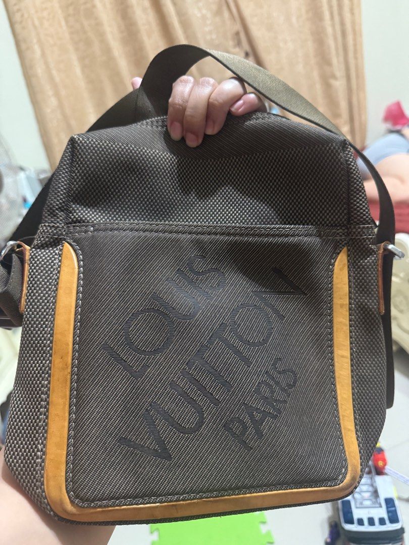 LV DAMIER Geant Pm (Category: Luxury Bags & Wallets) located in Zamboanga. Submitted by appletrish08259 (Listing ID 1387128432, Image 1). Description: Coded Cross body SELF AUTHENTICATION.